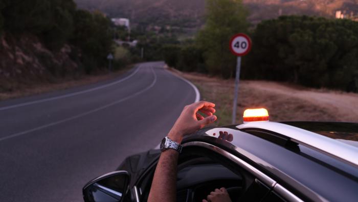 Feneri i emergjencës në makina  ky vend aplikon gjobën prej 30 000 eurosh nëse shoferët e përdorin pa arsye