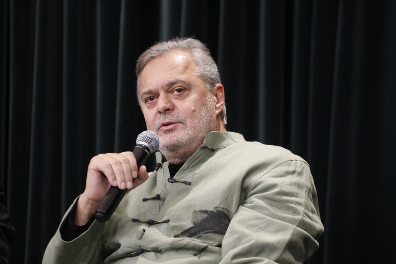 “Një grusht fanatikësh na kanë frikësuar, na kanë zhveshur nga liritë që kemi patur”, Ben Blushi promovon romanin “Jam mysliman”: Ata kanë fituar terren, kam hequr 25% të librit