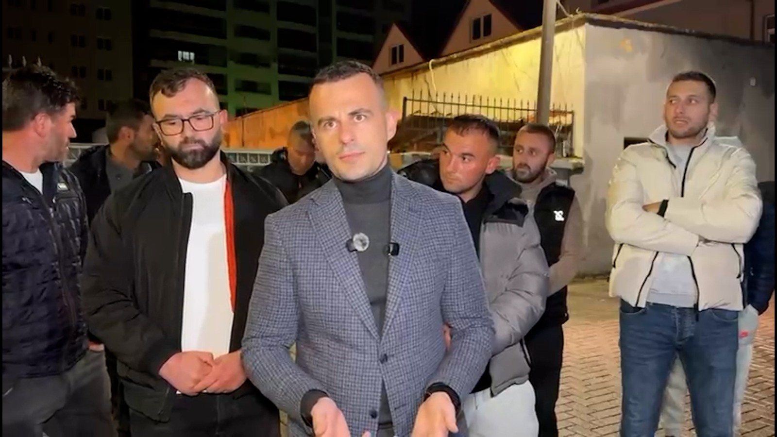 VIDEO  Pogradec  banorët protestojnë para komisariatit të policisë  kërkojnë lirimin e Kevi Muçllarit  Mbrojti interesin publik