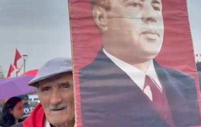 Me portrete të Enver Hoxhës në dorë, përkutohet Çlirimi i Elbasanit