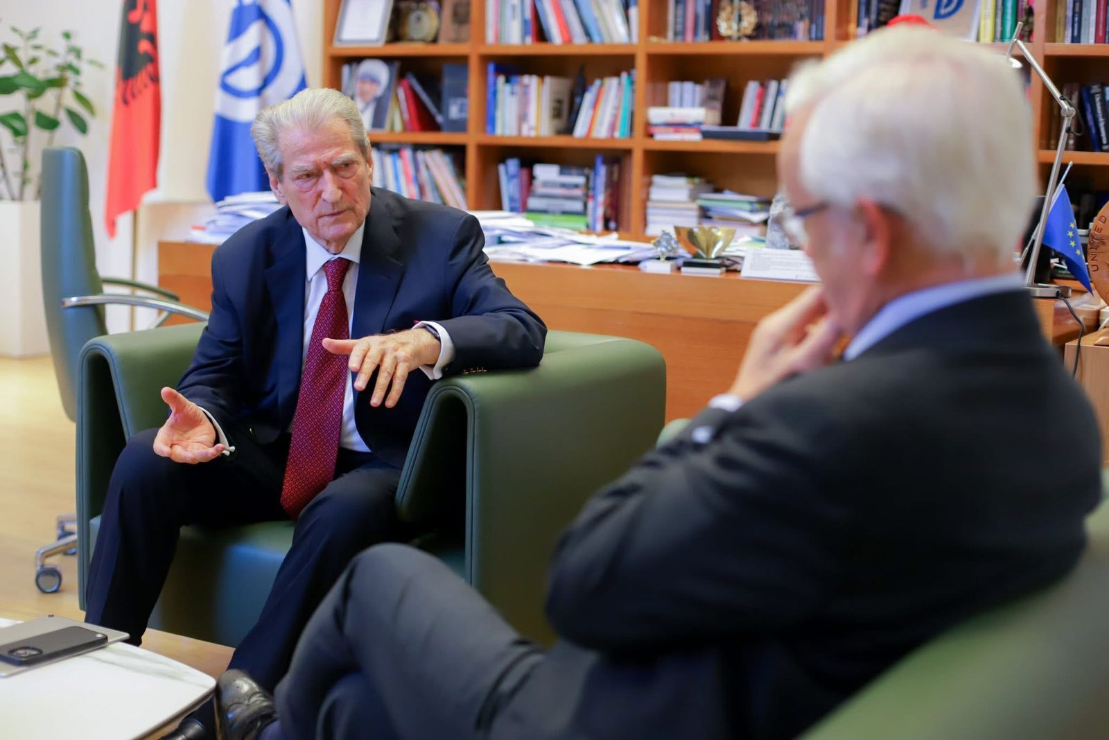 foto-berisha-ne-takim-me-deputetin-britanik-shqiperia-e-kercenuar-nga-narko-shteti-i-edi-rames