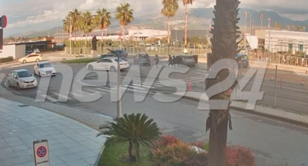 VIDEO EKSKLUZIVE/ Tre persona i zënë pritë makinës dhe zbrazin armët! Pamje të reja nga atentati ndaj Gilmado Danit në Rinas, një prej vrasësve afrohet dhe…
