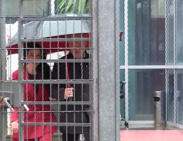 Shkelje e barazisë në tendera  E pezulluar nga detyra dhe me pasaportë të bllokuar  Belinda Balluku del nga GJKKO   kyç    