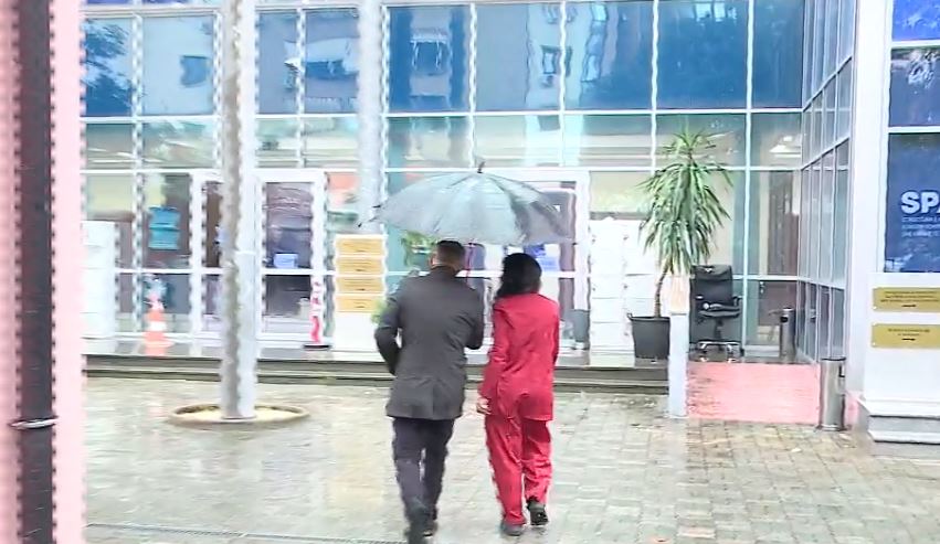 video-a-po-i-shkakton-kosto-te-medha-mazhorances-dhe-ps-duke-mos-u-dorehequr-balluku-kyc-gojen-para-gazetareve