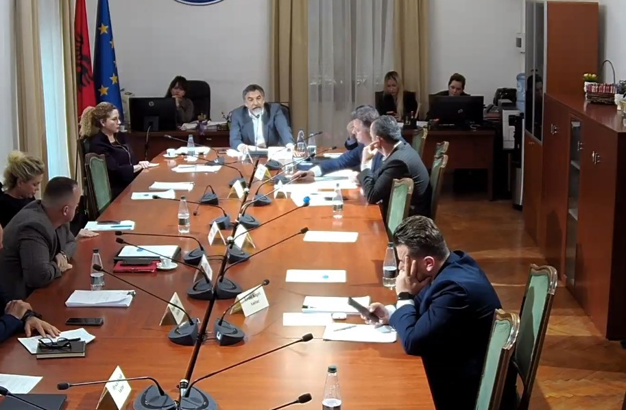  Kë sheh  kë sheh    Debate në komisionin për Çështjet e Brendshme  Çuçi përjashton Nokën  Lëreni sallën 