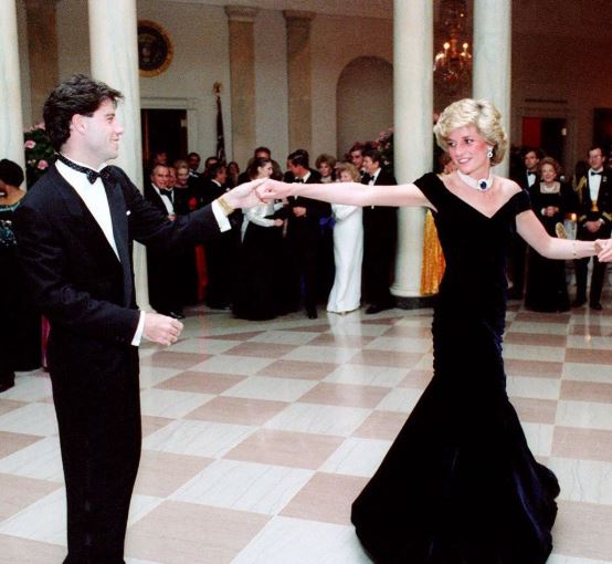  Të gjithë ndalën dhe nisën të duartrokisnin   kërcimi që bëri bashkë Princeshë Dianën dhe John Travoltën