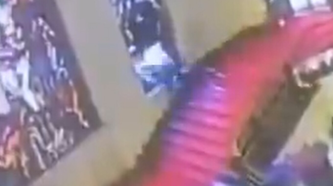 incidenti-i-pazakonte-politikani-italian-bie-me-koke-ne-dritaren-e-cmuar-prej-xhami-dhe-e-thyen-video