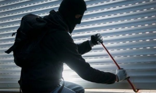 mbi-150-mije-euro-dhe-stoli-floriri-grabitje-spektakolare-ne-kosove-autore-krehin-shtepine-per-tre-ore-pronar