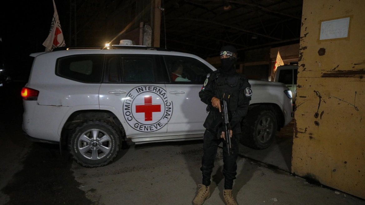 lufta-gaza-izraeli-merr-trupin-e-nje-pengu-tjeter-nepermjet-kryqit-te-kuq