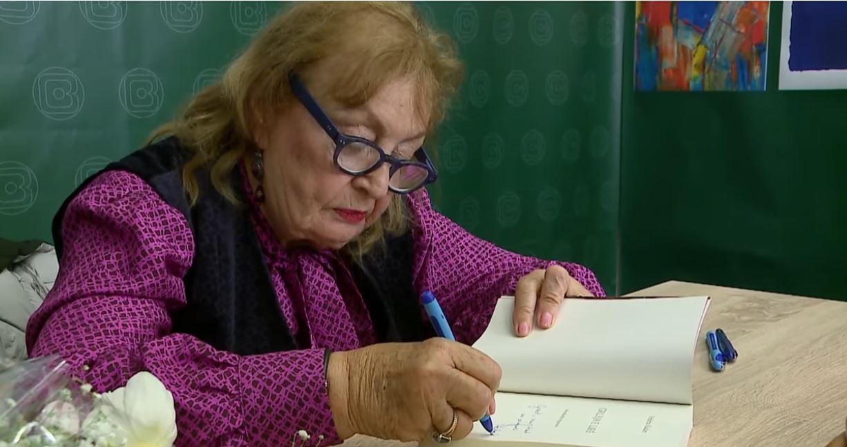 VIDEO  Helena Kadare boton librin  Gruaja e lirë   Jeta pa Ismailin  mes vetmisë e lirisë  vetëm para 10 ditësh e pranova vdek   