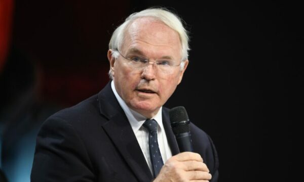  Pa fjalën pavarësi në dokument më vrasin   Diplomati amerikan Christofer Hill dëshmon në Hagë për takimin e Dayton me Hashim Thaçin