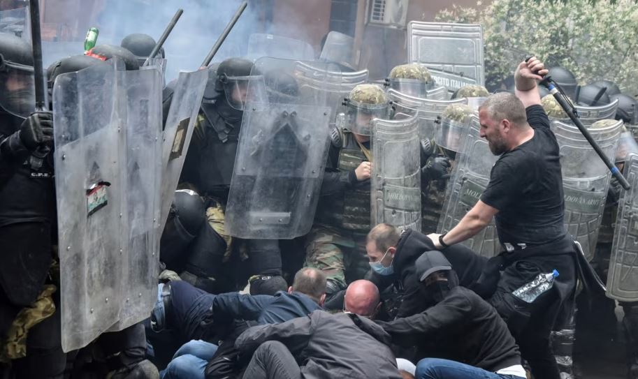 Kosovë  sulmi kundër KFOR it dhe policisë  vihet nën akuzë personi i dyshuar