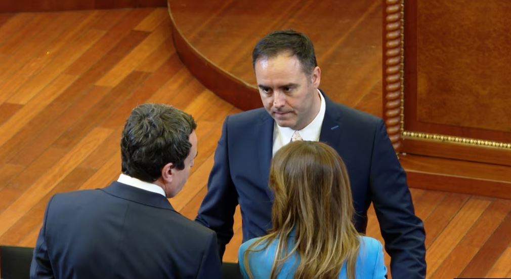 analiza-e-rel-diskutimet-per-qeverine-cfare-e-pret-kosoven-ditet-ne-vijim