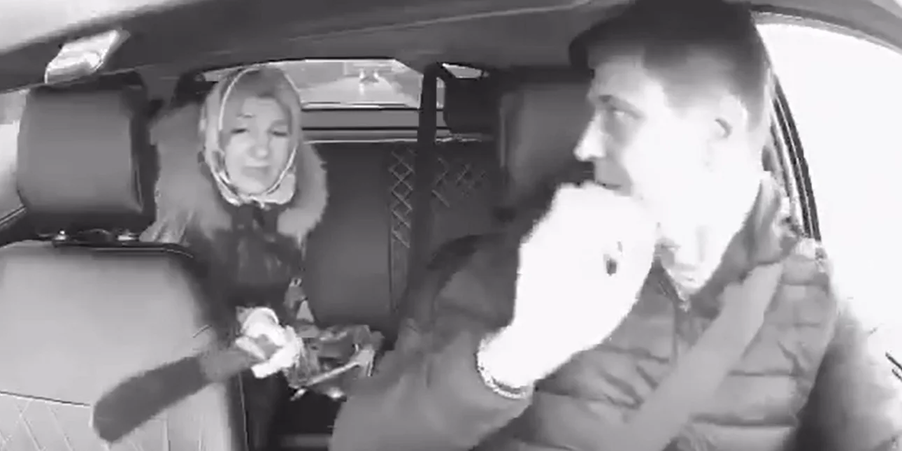 VIDEO  E tmerrshme në Rusi  gruaja nxjerr hanxharin ndaj taksistit vetëm sepse nuk i pëlqeu muzika