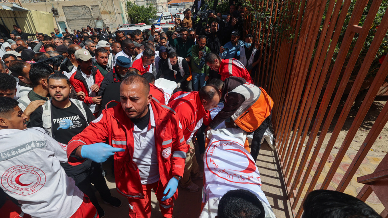 Pjesë e marrëveshjes së armëpushimit  spitali Nasser në Gazën jugore merr trupat e 15 të burgosurve palestinezë nga Izraeli