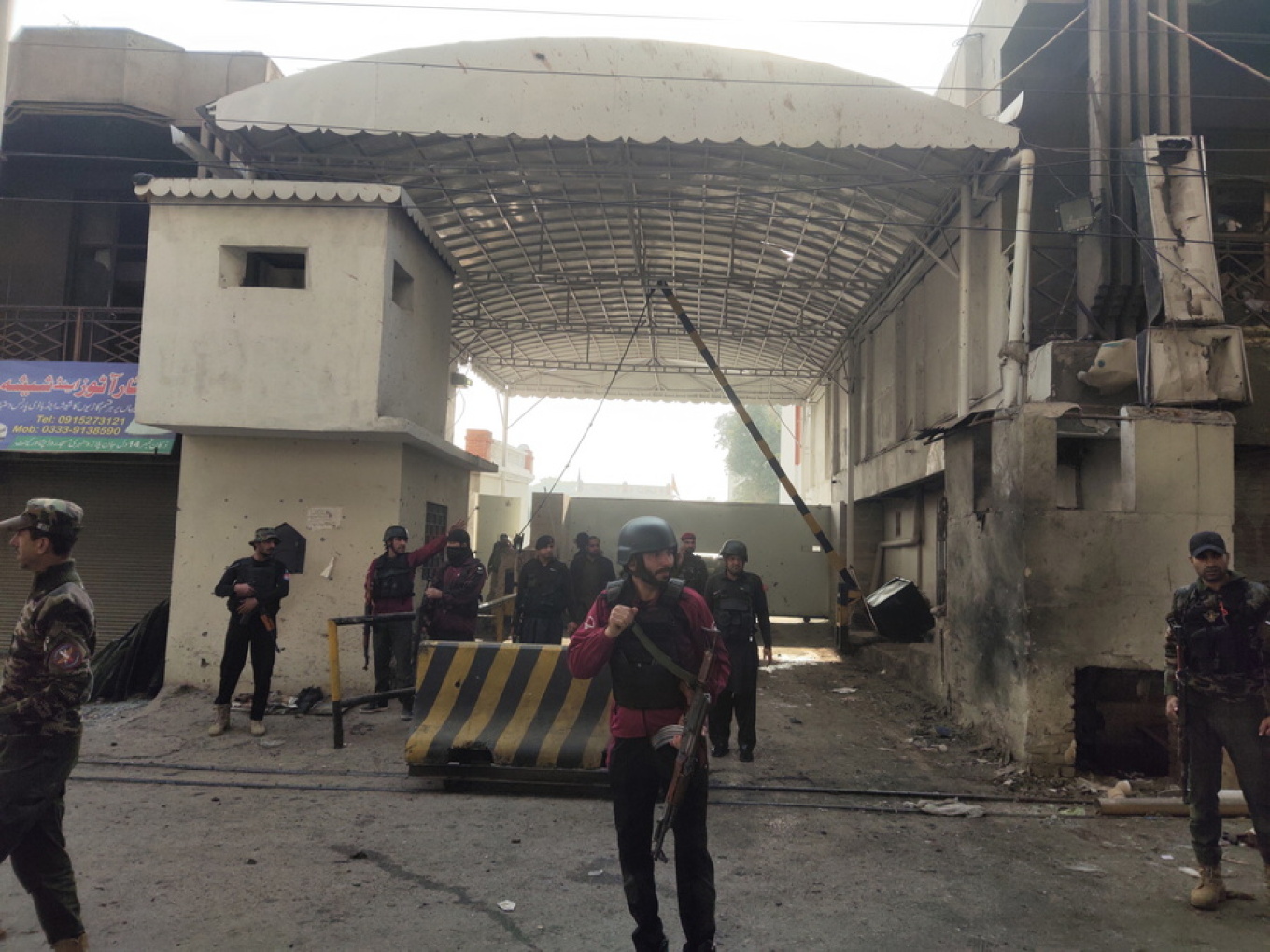 sulm-i-armatosur-ne-peshawar-kamikazet-hedhin-ne-ere-seline-e-forces-se-sigurise-kufitare-raportohet-per-tre-te-vrare