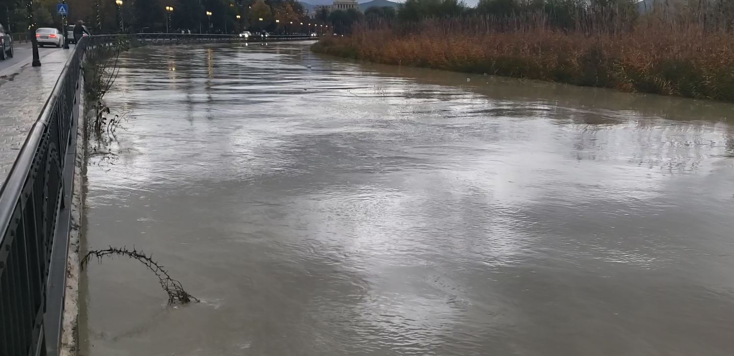 reshjet-e-shiut-shkaktojne-probleme-ne-dimal-uji-futet-ne-7-banesa-permbyten-toka-bujqesore