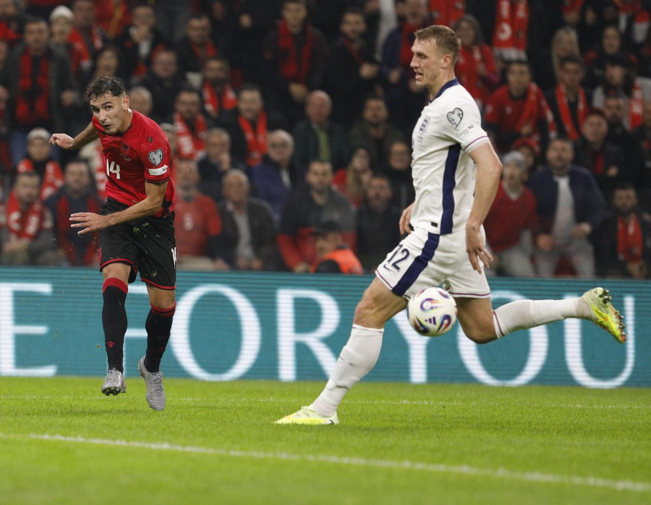 LIVE Shqipëri Angli   3 luanët  shtojnë presionin  Strakosha i përgjigjet Saka s  VIDEO 