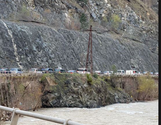 video-radhe-kilometrike-ne-aksin-librazhd-elbasan-levizja-e-automjeteve-e-bllokuar-prej-disa-oresh