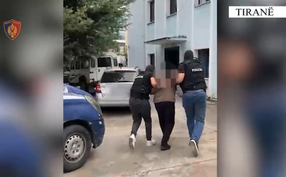 Dyshohet se do të trafikohej drejt Kosovës  bllokohet makina me kananis në Tiranë  arrestohet 43 vjeçari