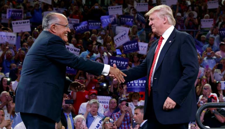 Trump fal Rudy Giulianin  Mark Meadows dhe aleatë të tjerë  parandalon akuza të mundshme federale në të ardhmen