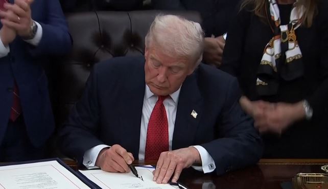 Trump nënshkruan projektligjin  merr fund pas 43 ditësh mbyllja më e gjatë e qeverisë amerikane