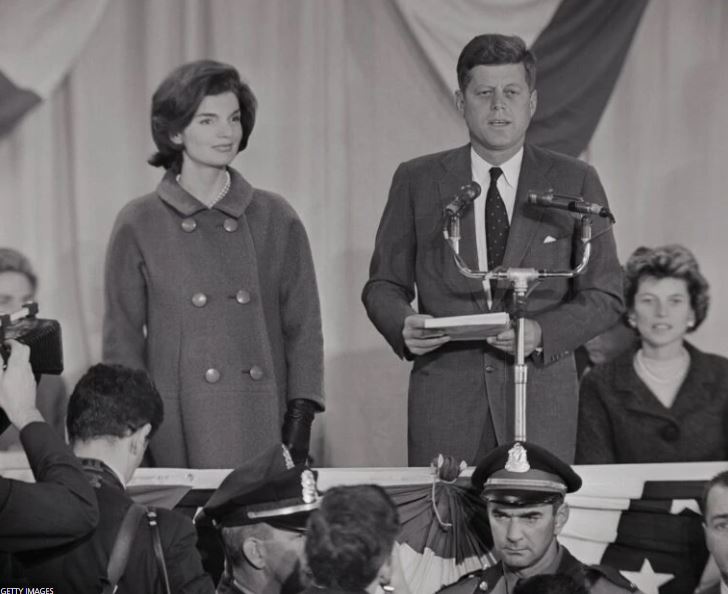 xhaketa-ikonike-e-bashkeshortes-se-john-kennedy-del-ne-ankand-ja-sa-do-te-shitet