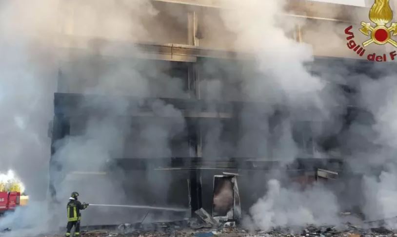 Zjarr në një ndërtesë të braktisur në Romë, një i plagosur