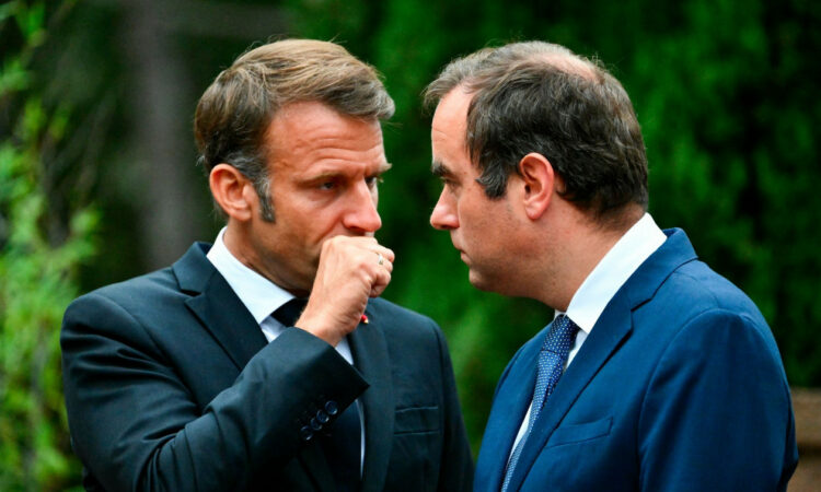 4a3dfc12 Macron Ecornu