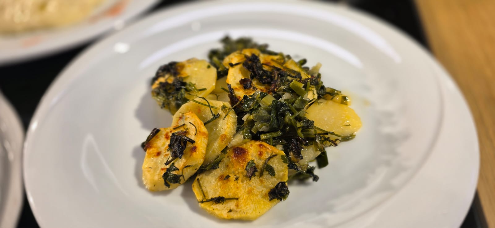 Tavë tradicionale me patate  kopsa te kripura me djathë dhe oshmarë  Recetat e ditës