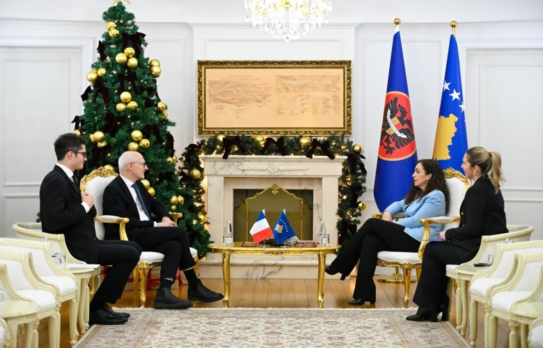 Vjosa Osmani pret ambasadorin francez  i kërkon heqjen e masave të BE së ndaj Kosovës