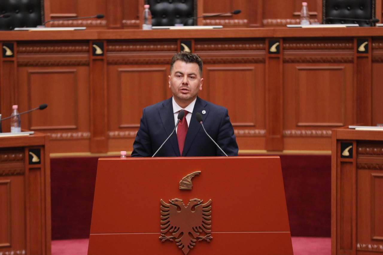  12 vjet jemi ende me hapin e njeriut  Rama dikur ankohej për rrugët   Erald Kapri  Pesë projekte kanë shkuar 1 mld euro  të g   