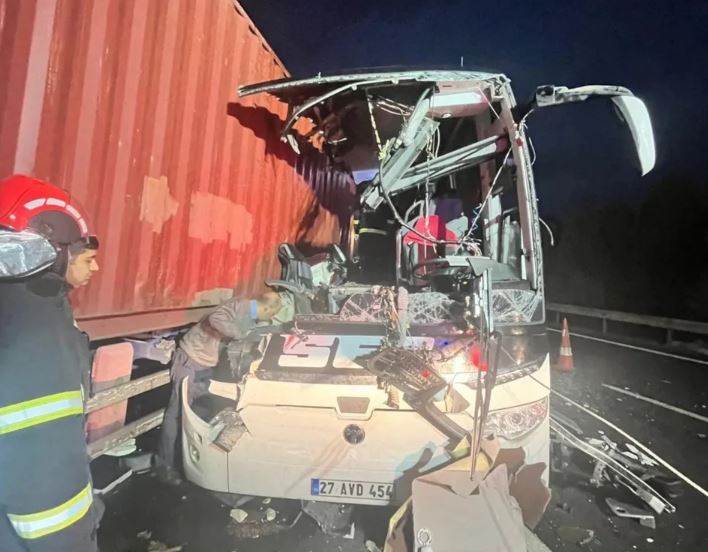 VIDEO  Aksident i rëndë në Turqi  autobusi përplaset me kamionin  të paktën 7 persona kanë humbur jetën