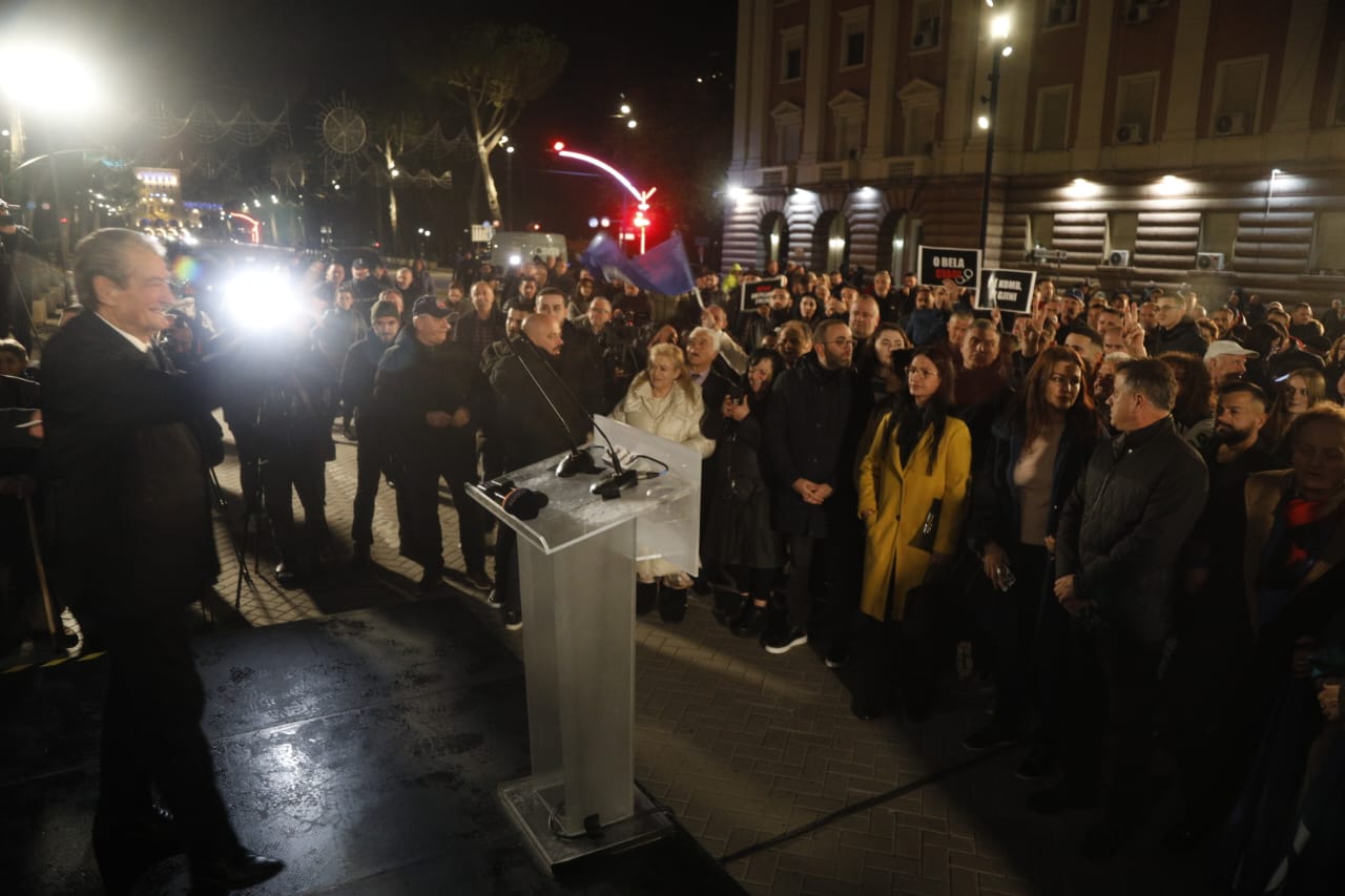 VIDEO  Mbaron  Foltorja 2   protestuesit e opozitës largohen nga sheshi pranë Kryeministrisë