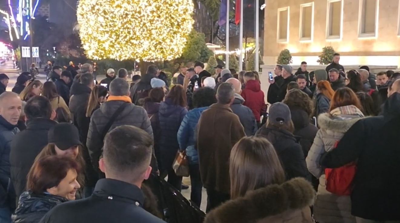 populli-coi-qeverine-drejt-doreheqjes-ne-bullgari-lapaj-vijon-protesten-para-kryeministrise-te-shporrim-ata-qe-na-vjedhin