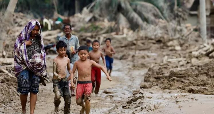 Rëndohet bilanci  shkon në mbi 900 numri i i personave që humbën jetë nga përmbytjet në Indonezi  qindra të tjerë ende të zhdu   