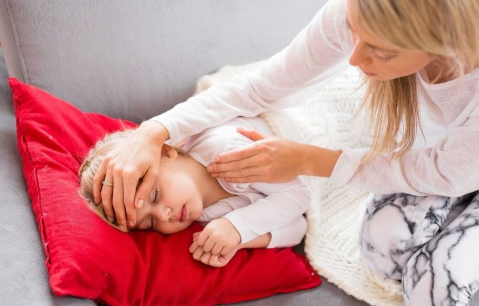 Shpërthim i pazakontë i gripit në Evropë dhe SHBA  varianti i ri K i virusit H3N2 rikthen maskën