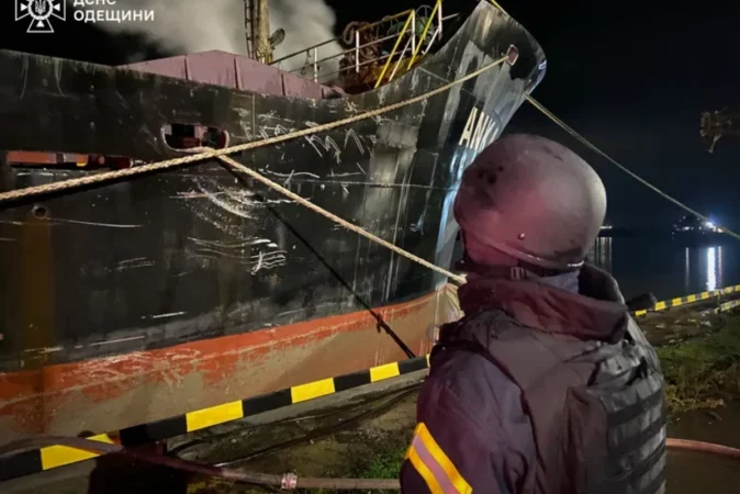 Një Anije Me Flamur Libanez