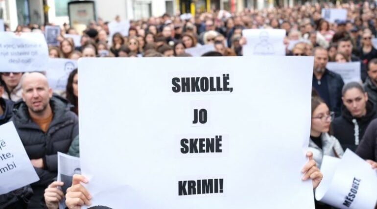 Protesta Dhunen Ne Shkolla