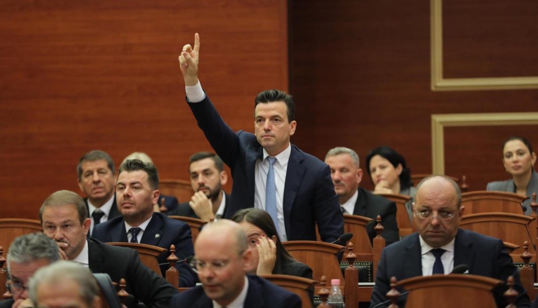 ambasadoret-ne-mbledhje-kane-frike-se-rrembeni-dhe-kreun-e-spak-shehaj-nese-s-eshte-rama-te-shtyhet-interpelanca