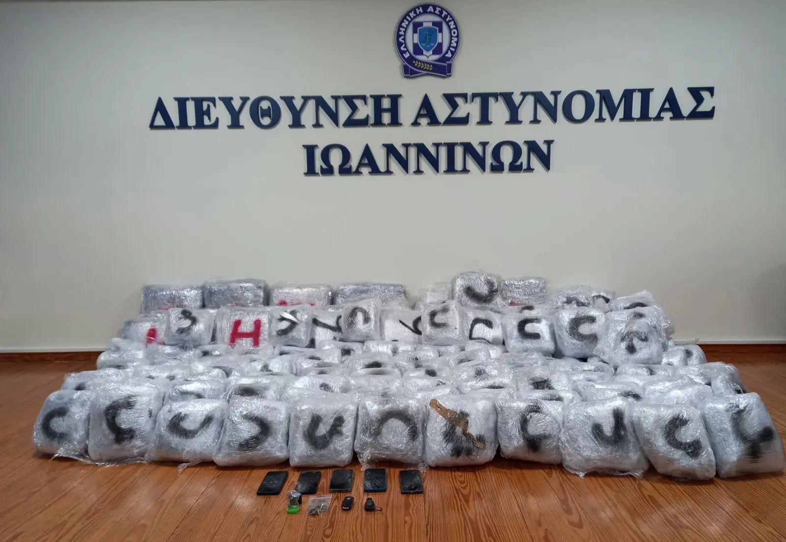 Operacion kundër drogës  në pranga tre shqiptarë  mes tyre edhe një grua  Tentoi t i ikte policisë dhe përplasi automjet   