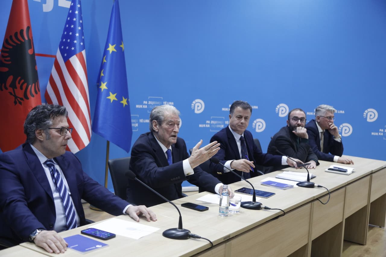  Kush fajëson opozitën për 11 majin  justifikon farsën elektorale   Berisha u përgjigjet zërave kritikë për vonesën e analizës   