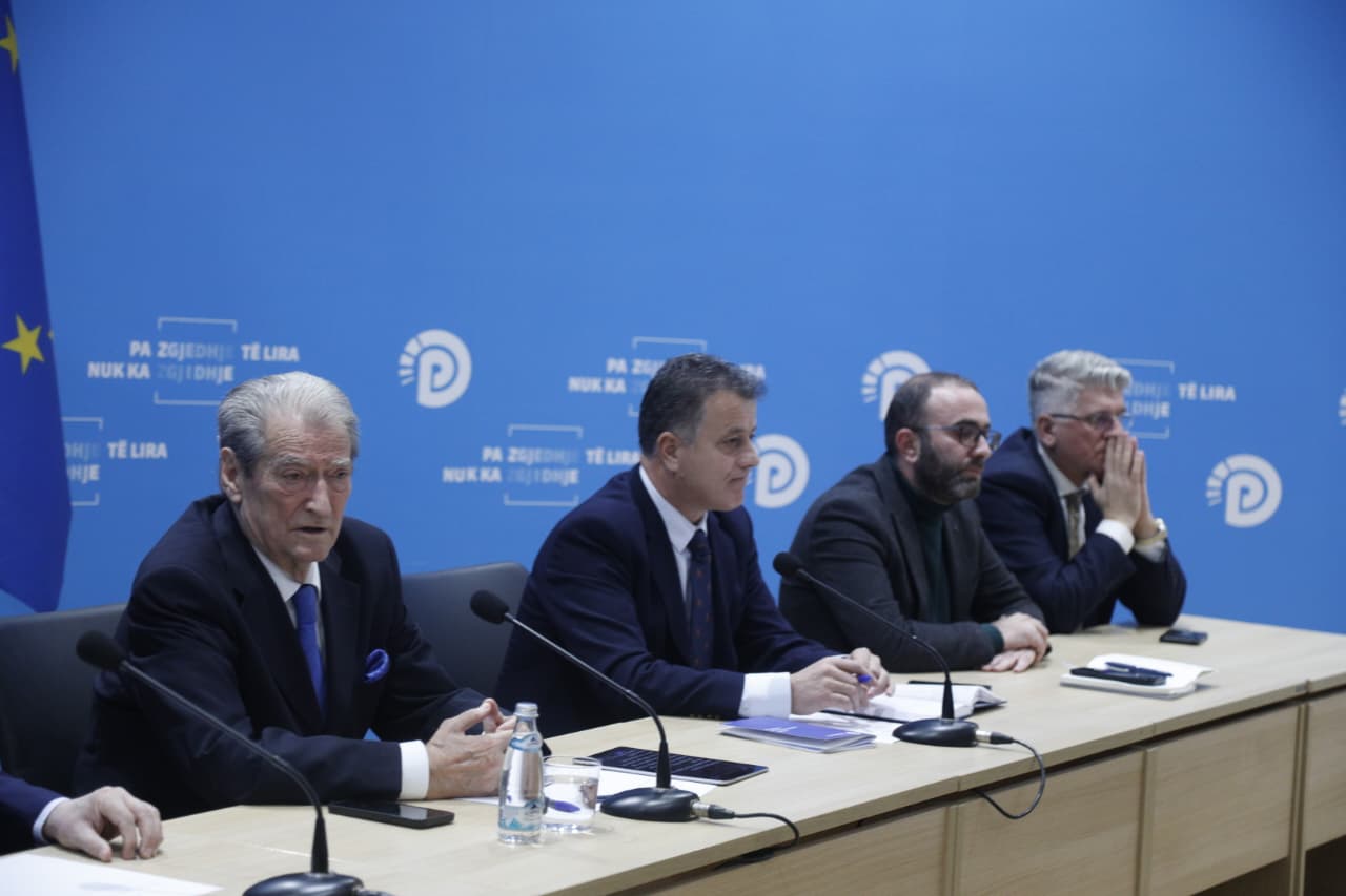  Harrojeni  Rama nuk ikën po nuk u ngritëm ne   paralajmëron Berisha  Këtë herë betejë është me sakrificë dhe përb   