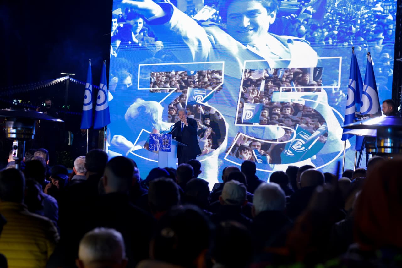  S e pranojmë kurrë një regjim hajdut si ky   Berisha ftesë qytetarëve t i bashkohen protestës më 22 dhjetor  Rama rri në push   