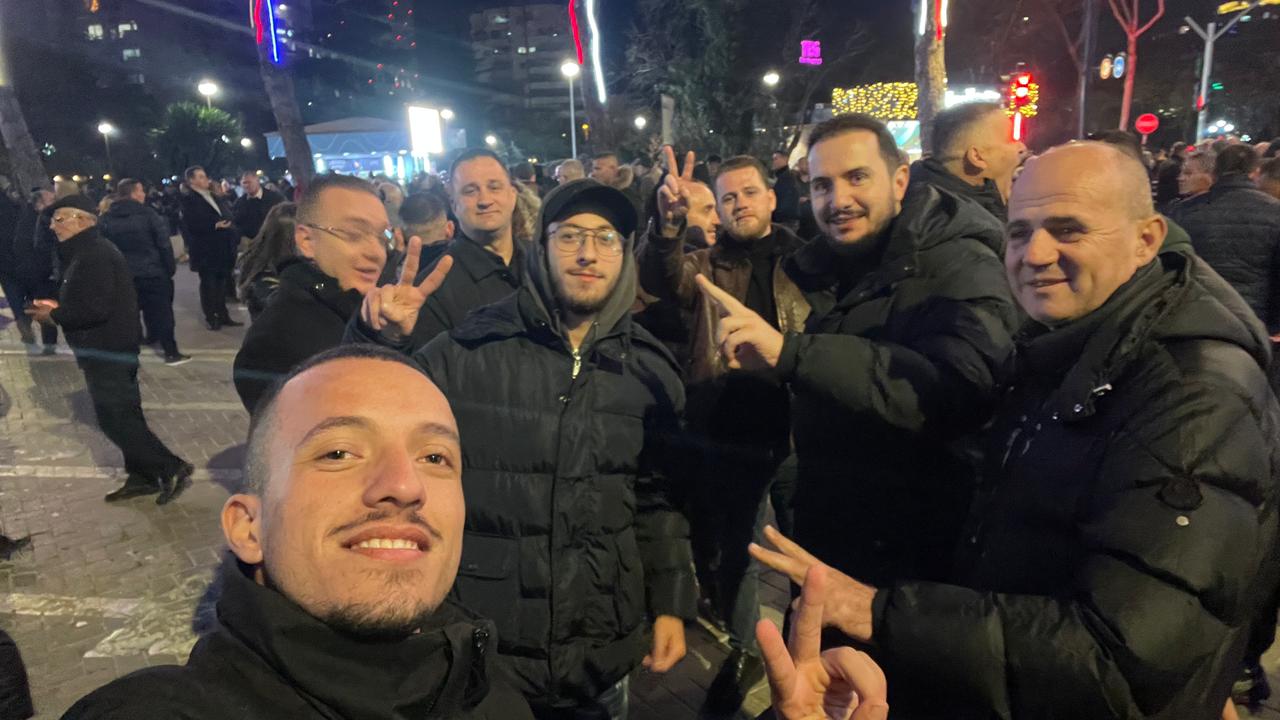 FOTO  Afera  Balluku   opozita në shesh  Ervin Salianji i bashkohet protestës