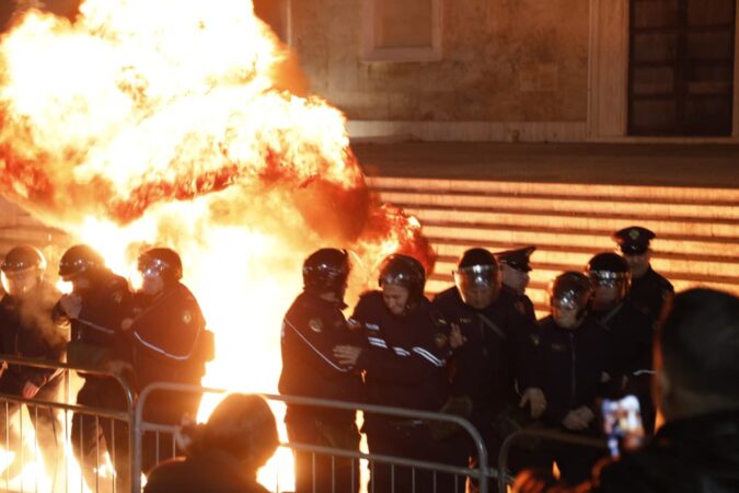 VIDEO  CNN jehonë tensioneve të krijuara pas akuzave për korrupsion ndaj Ballukut  Shqipëria në protesta  SPAK kërkon arrestim   