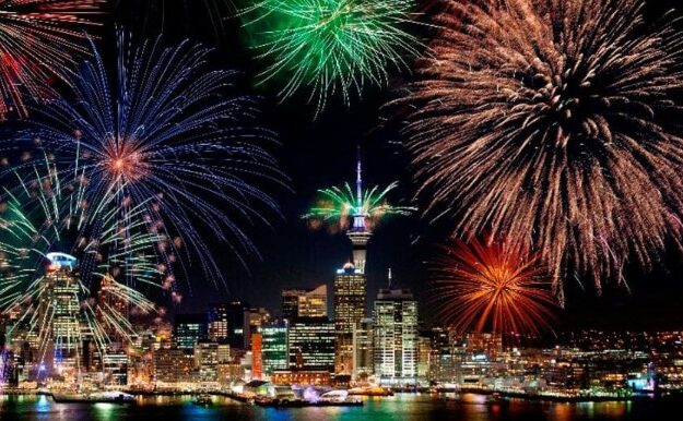 VIDEO  Mbërrin Viti i Ri në Zelandën e Re  spektakël fishekzjarresh në qiell