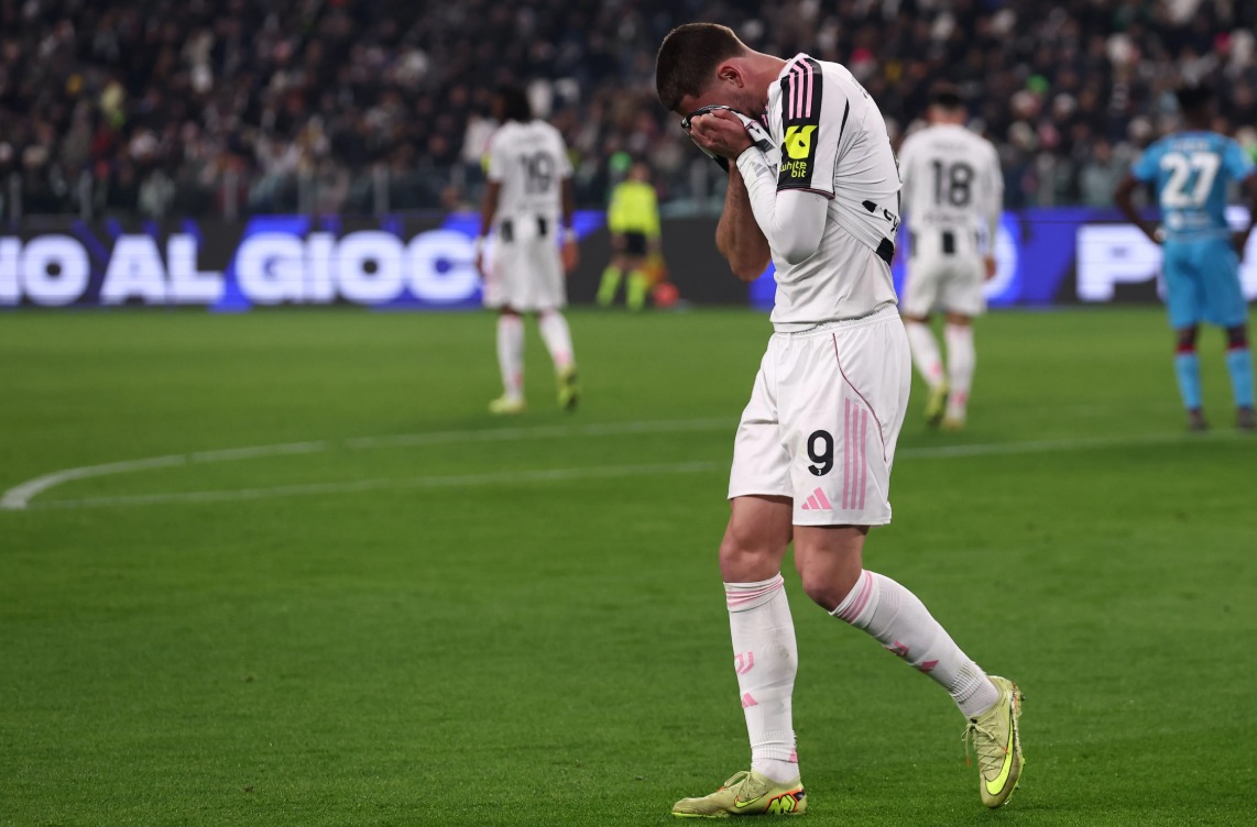 Vlahovic “tradhton” Juven, serbi “parkon” në “bokse”, zbulohet shkalla e dëmtimit