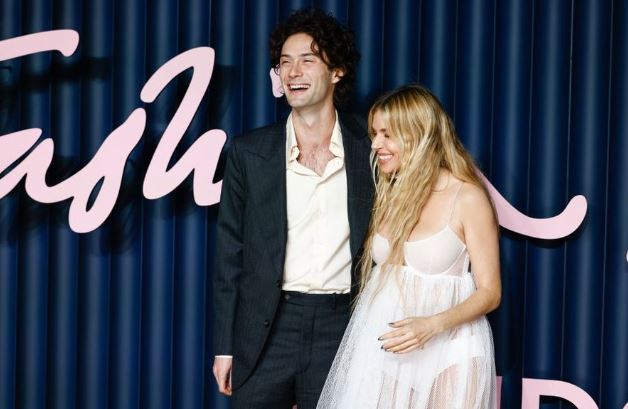 Aktorja e famshme 43 vjeçare konfirmon shtatzëninë në Fashion Awards 2025