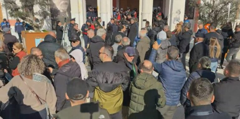 Bashkia Vlore Proteste
